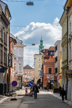 Ceske Budejovice, Çek Cumhuriyeti - Mart 12023: Güneşli havada tarihi kent merkezi, HDR Görüntü