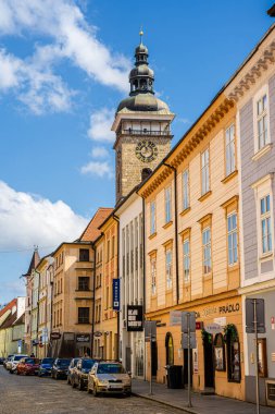 Ceske Budejovice, Çek Cumhuriyeti - Mart 12023: Güneşli havada tarihi kent merkezi, HDR Görüntü