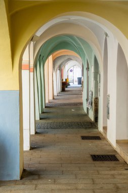 Ceske Budejovice, Çek Cumhuriyeti - Mart 12023: Güneşli havada tarihi kent merkezi, HDR Görüntü