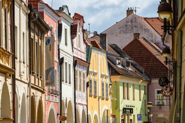 Ceske Budejovice, Çek Cumhuriyeti - Mart 12023: Güneşli havada tarihi kent merkezi, HDR Görüntü