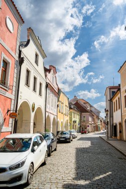 Ceske Budejovice, Çek Cumhuriyeti - Mart 12023: Güneşli havada tarihi kent merkezi, HDR Görüntü