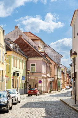 Ceske Budejovice, Çek Cumhuriyeti - Mart 12023: Güneşli havada tarihi kent merkezi, HDR Görüntü