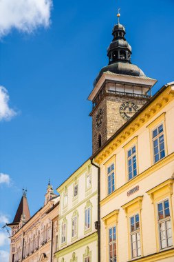 Ceske Budejovice, Çek Cumhuriyeti - Mart 12023: Güneşli havada tarihi kent merkezi, HDR Görüntü