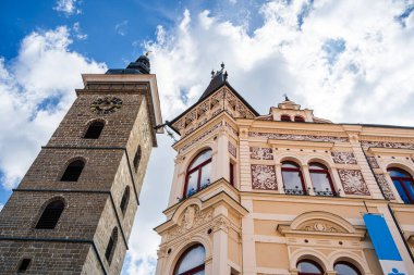 Ceske Budejovice, Çek Cumhuriyeti - Mart 12023: Güneşli havada tarihi kent merkezi, HDR Görüntü