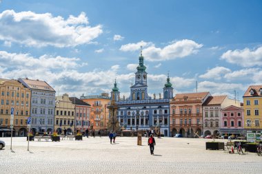 Ceske Budejovice, Çek Cumhuriyeti - Mart 12023: Güneşli havada tarihi kent merkezi, HDR Görüntü