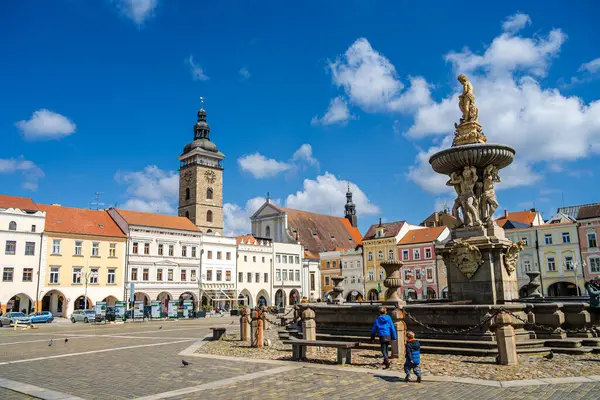 Ceske Budejovice, Çek Cumhuriyeti - Mart 12023: Güneşli havada tarihi kent merkezi, HDR Görüntü