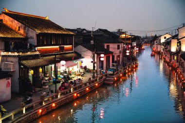 Suzhou, Çin - 1 Aralık 2023: Gece saatlerine kadar şehir merkezinin manzarası