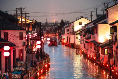 Suzhou, Çin - 1 Aralık 2023: Gece saatlerine kadar şehir merkezinin manzarası