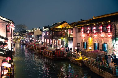 Suzhou, Çin - 1 Aralık 2023: Gece saatlerine kadar şehir merkezinin manzarası