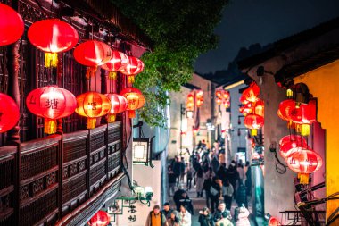 Suzhou, Çin - 1 Aralık 2023: Gece saatlerine kadar şehir merkezinin manzarası