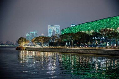 Suzhou, Çin - 1 Aralık 2023: Gece saatlerine kadar şehir merkezinin manzarası