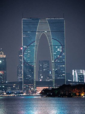 Suzhou, Çin - 1 Aralık 2023: Gece saatlerine kadar şehir merkezinin manzarası