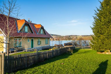 Horni Plana, Çek Cumhuriyeti - Mart 12023: İlkbaharda Bohem Ormanı ve Vltava Gölü, HDR Görüntü