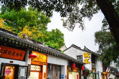 Suzhou, Çin - Aralık 12023: Bulutlu havada tarihi şehir merkezi, HDR Görüntü