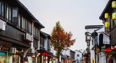 Suzhou, Çin - Aralık 12023: Bulutlu havada tarihi şehir merkezi, HDR Görüntü