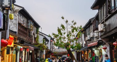 Suzhou, Çin - Aralık 12023: Bulutlu havada tarihi şehir merkezi, HDR Görüntü