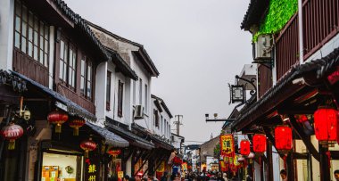 Suzhou, Çin - Aralık 12023: Bulutlu havada tarihi şehir merkezi, HDR Görüntü