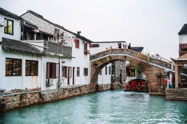 Suzhou, Çin - Aralık 12023: Bulutlu havada tarihi şehir merkezi, HDR Görüntü