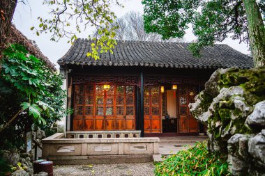 Suzhou, Çin - Aralık 12023: Çiftin bulutlu havada dinlenme bahçesi, HDR Görüntü