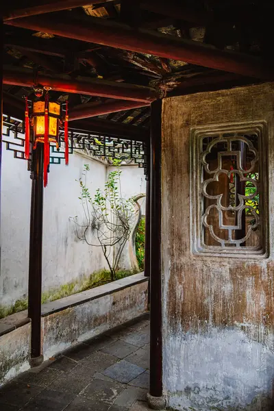 Suzhou, Çin - Aralık 12023: Çiftin bulutlu havada dinlenme bahçesi, HDR Görüntü