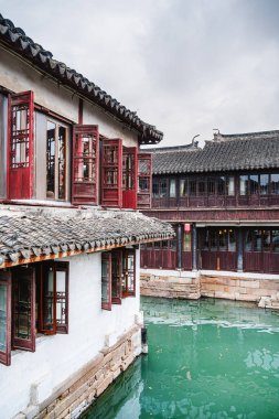 Zhouzhuang, Çin - Aralık 12023: Bulutlu havada tarihi köy, HDR Görüntü