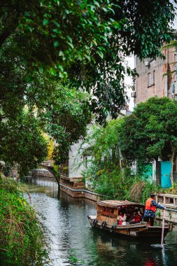 Suzhou, Çin - Aralık 12023: Bulutlu havada tarihi şehir merkezi, HDR Görüntü