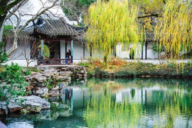 Suzhou, Çin - Aralık 12023: Bulutlu havada mütevazı Yöneticinin Bahçesi, HDR Görüntü