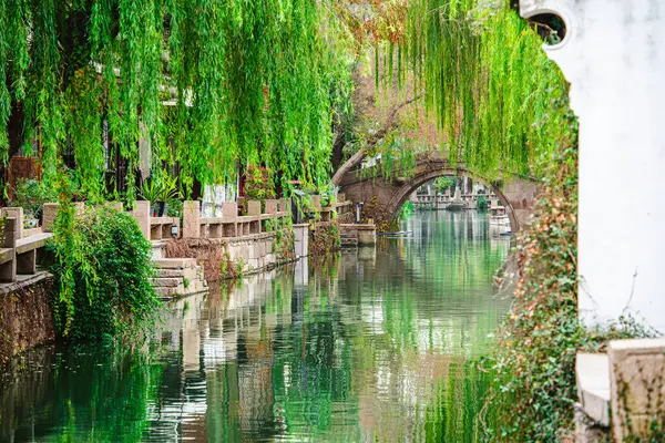 Zhouzhuang, Çin - Aralık 12023: Bulutlu havada tarihi köy, HDR Görüntü