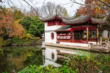 Tongli, Çin - Aralık 12023: Bulutlu havada tarihi şehir merkezi, HDR Görüntü