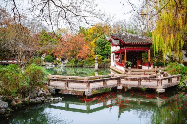 Tongli, Çin - Aralık 12023: Bulutlu havada tarihi şehir merkezi, HDR Görüntü