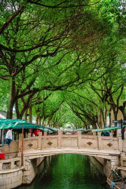 Tongli, Çin - Aralık 12023: Bulutlu havada tarihi şehir merkezi, HDR Görüntü