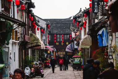 Tongli, Çin - Aralık 12023: Bulutlu havada tarihi şehir merkezi, HDR Görüntü