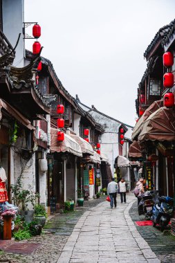 Tongli, Çin - Aralık 12023: Bulutlu havada tarihi şehir merkezi, HDR Görüntü