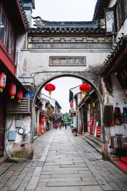 Tongli, Çin - Aralık 12023: Bulutlu havada tarihi şehir merkezi, HDR Görüntü