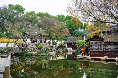 Tongli, Çin - Aralık 12023: Bulutlu havada tarihi şehir merkezi, HDR Görüntü
