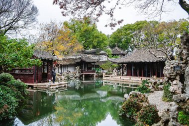 Tongli, Çin - Aralık 12023: Bulutlu havada tarihi şehir merkezi, HDR Görüntü