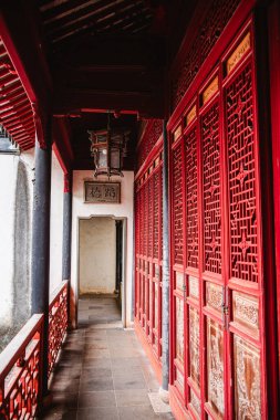 Tongli, Çin - Aralık 12023: Bulutlu havada tarihi şehir merkezi, HDR Görüntü