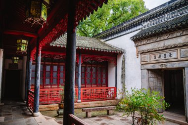 Tongli, Çin - Aralık 12023: Bulutlu havada tarihi şehir merkezi, HDR Görüntü