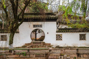 Tongli, Çin - Aralık 12023: Bulutlu havada tarihi şehir merkezi, HDR Görüntü