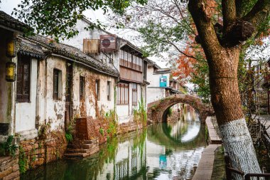 Zhouzhuang, Çin - Aralık 12023: Bulutlu havada tarihi köy, HDR Görüntü