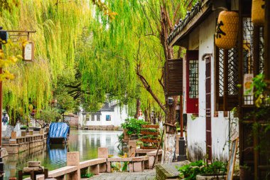 Zhouzhuang, Çin - Aralık 12023: Bulutlu havada tarihi köy, HDR Görüntü