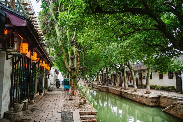 Tongli, Çin - Aralık 12023: Bulutlu havada tarihi şehir merkezi, HDR Görüntü