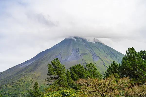 Kosta Rika 'daki El Arenal Ulusal Parkı manzarası