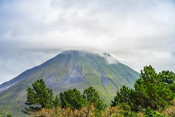 Kosta Rika 'daki El Arenal Ulusal Parkı manzarası