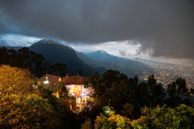 Monserrate, Kolombiya 'dan Bogota' ya bakın.