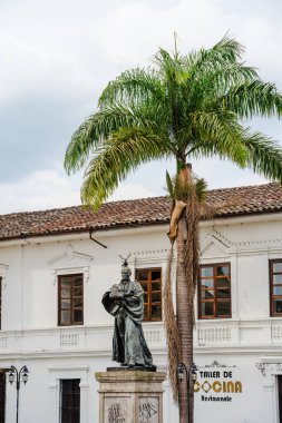 Popayan, Cauca, Kolombiya - 2 Şubat 2024: Bulutlu havada tarihi şehir merkezi manzarası