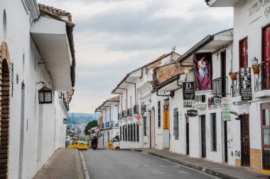 Popayan, Cauca, Kolombiya - 2 Şubat 2024: Bulutlu havada tarihi şehir merkezi manzarası