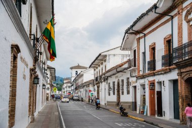 Popayan, Cauca, Kolombiya - 2 Şubat 2024: Bulutlu havada tarihi şehir merkezi manzarası