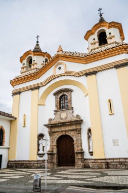 Popayan, Cauca, Kolombiya - 2 Şubat 2024: Bulutlu havada tarihi şehir merkezi manzarası