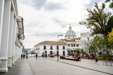 Popayan, Cauca, Kolombiya - 2 Şubat 2024: Bulutlu havada tarihi şehir merkezi manzarası